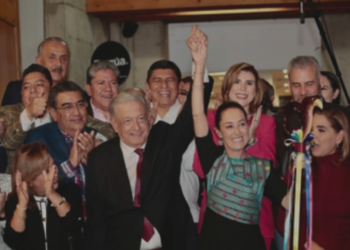 López Obrador entrega a Claudia Sheinbaum el bastón de mando de la 4T